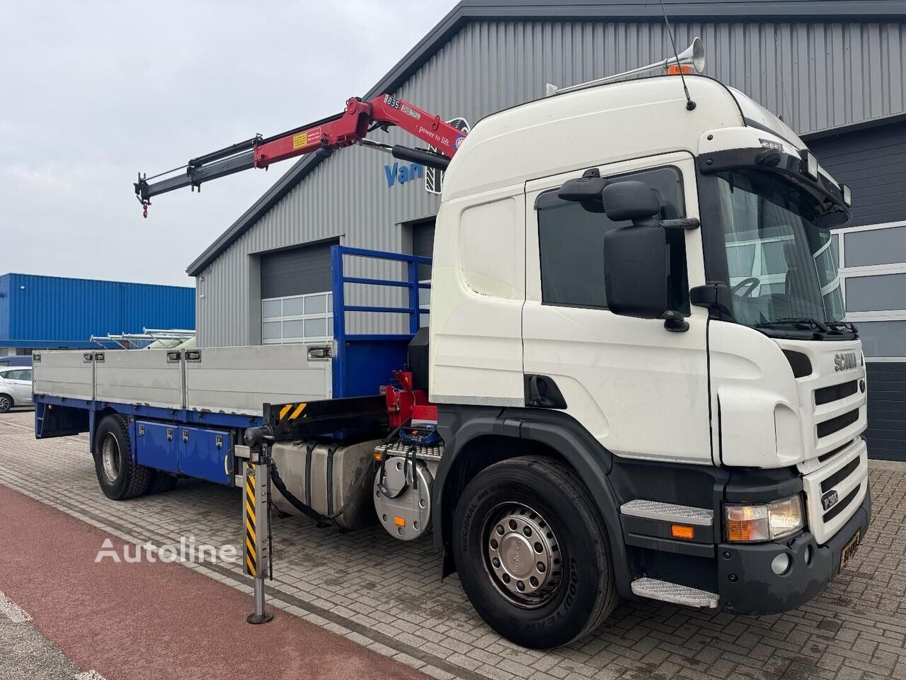Scania P320 HMF 835 2 x Hydraulik, Remote kamion s ravnom platformom - Autoline