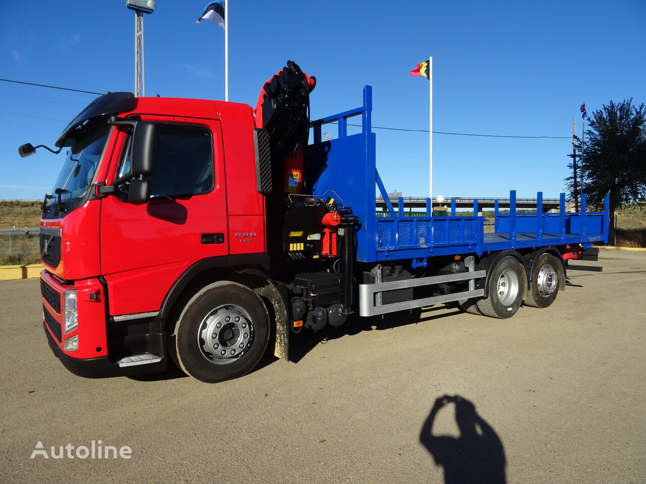 Volvo FM 330 kamion s ravnom platformom