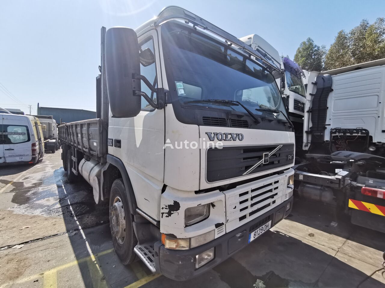 Volvo FM7 kamion s ravnom platformom