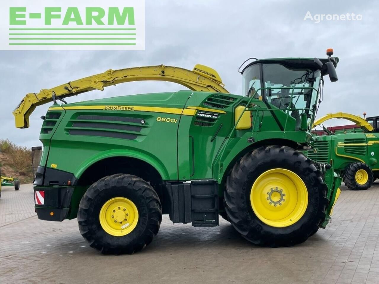 máy thu hoạch thức ăn gia súc John Deere 8600