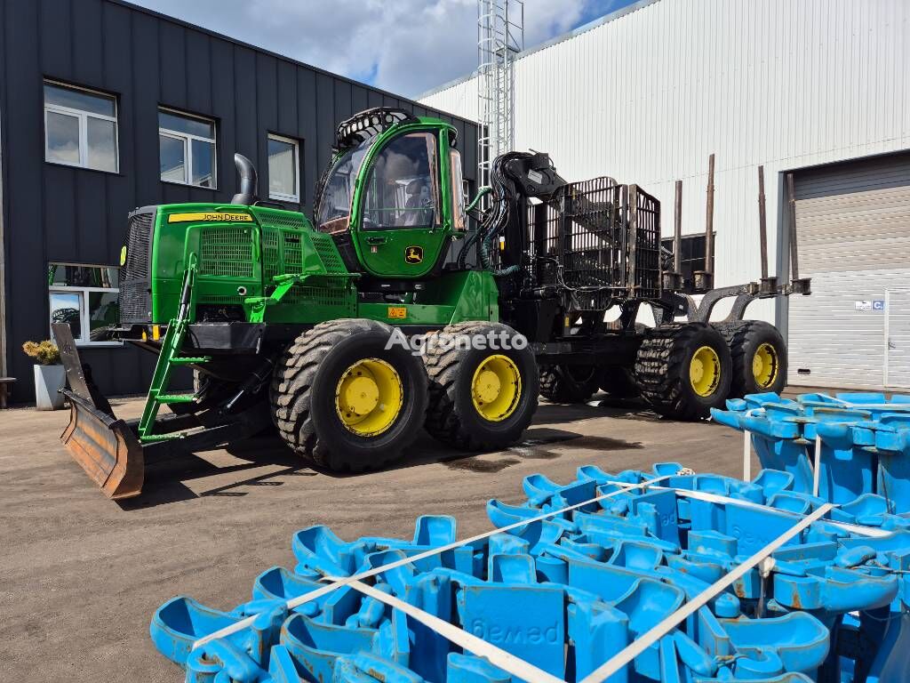 شاحنة نقل جذوع الأشجار المقطوعة John Deere 1910 G