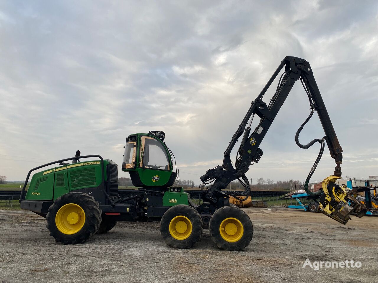 John Deere 1270 E harvester