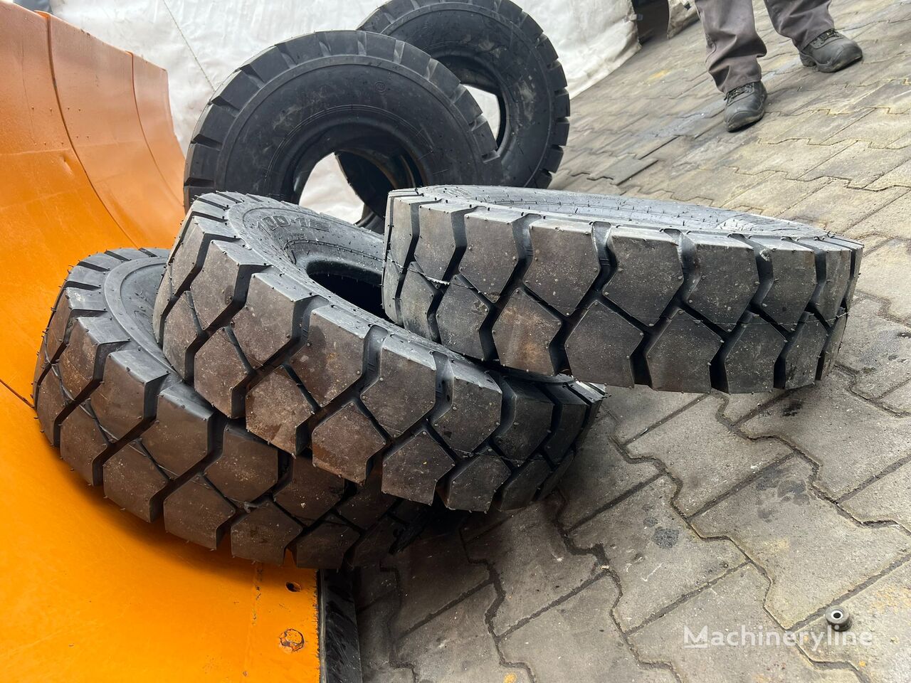 Sen Guang forklift tire