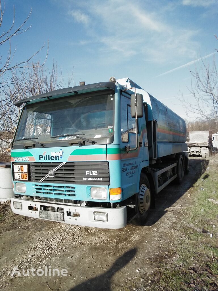 camião de transporte de combustivel Volvo