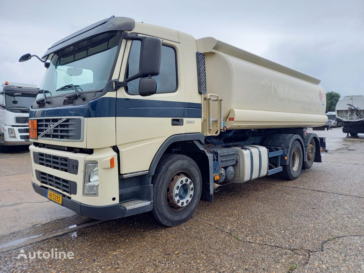 camion cisternă combustibil Volvo FM