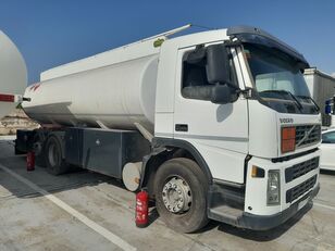 camião de transporte de combustivel Volvo FM12