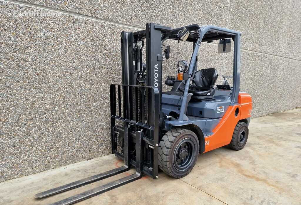 Toyota 02-8FGF30 gas forklift