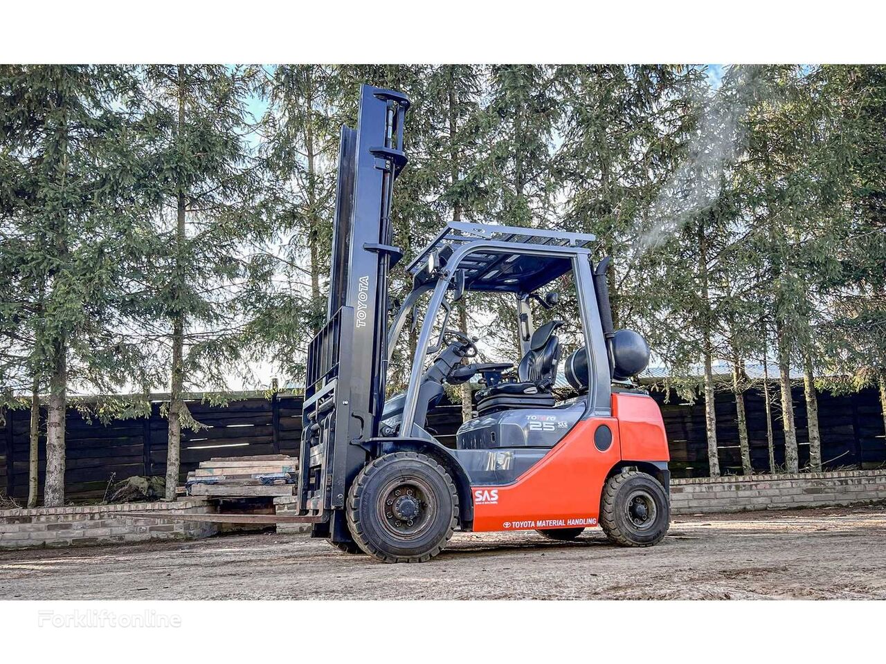 Toyota 8FGF25 gas forklift