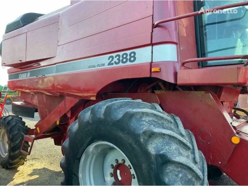 máy gặt đập liên hợp Case IH 2388