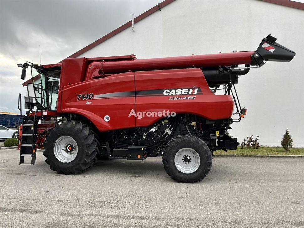 Case IH 7140 grain harvester