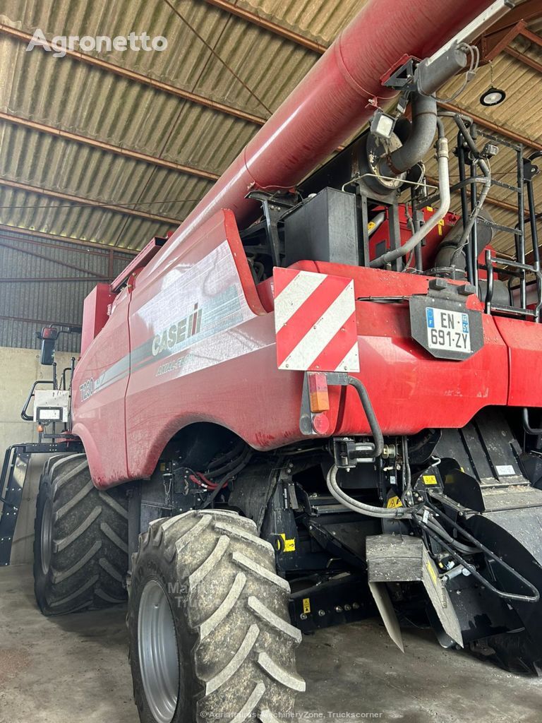 mesin pemanen gandum Case IH 7230