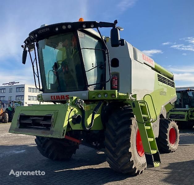 Claas LEXION 740 grain harvester