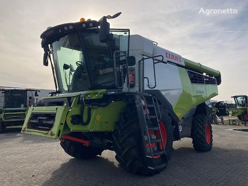 Claas LEXION 7500 grain harvester