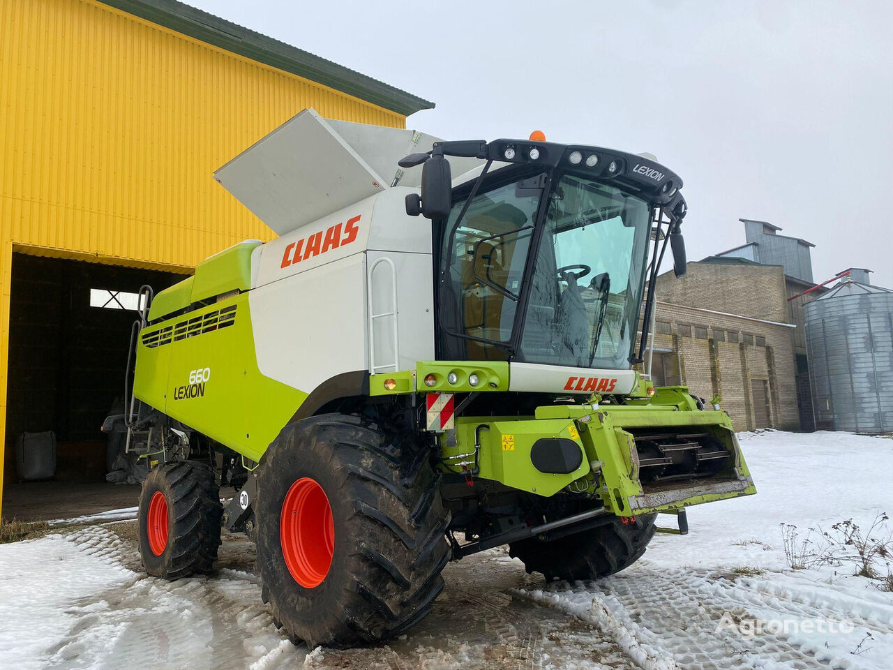 Claas Lexion 660 grain harvester