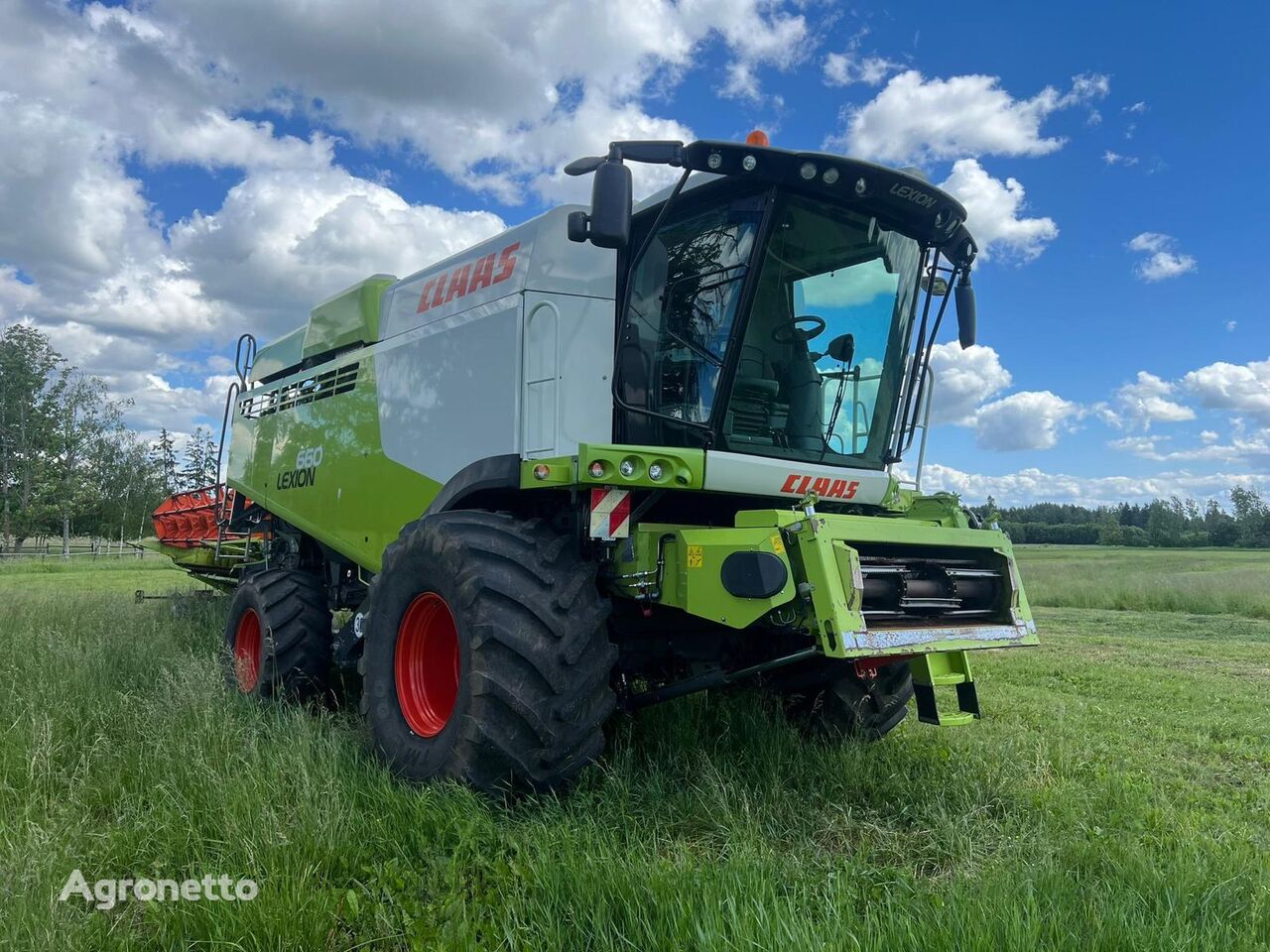 Claas Lexion 660 grain harvester