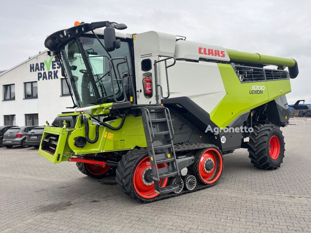 Claas Lexion 6700 TT grain harvester