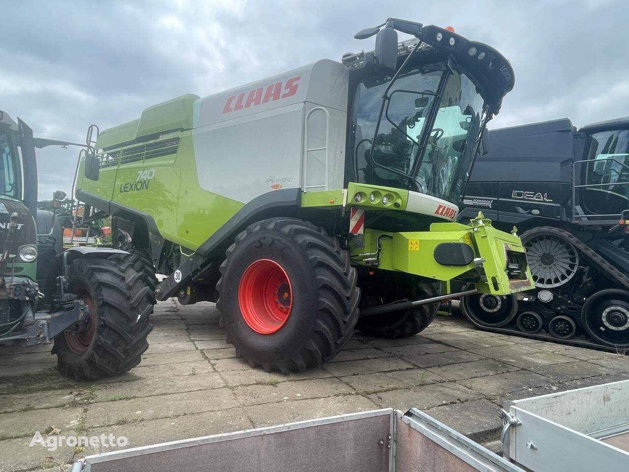 ماكينة حصادة دراسة Claas Lexion 740