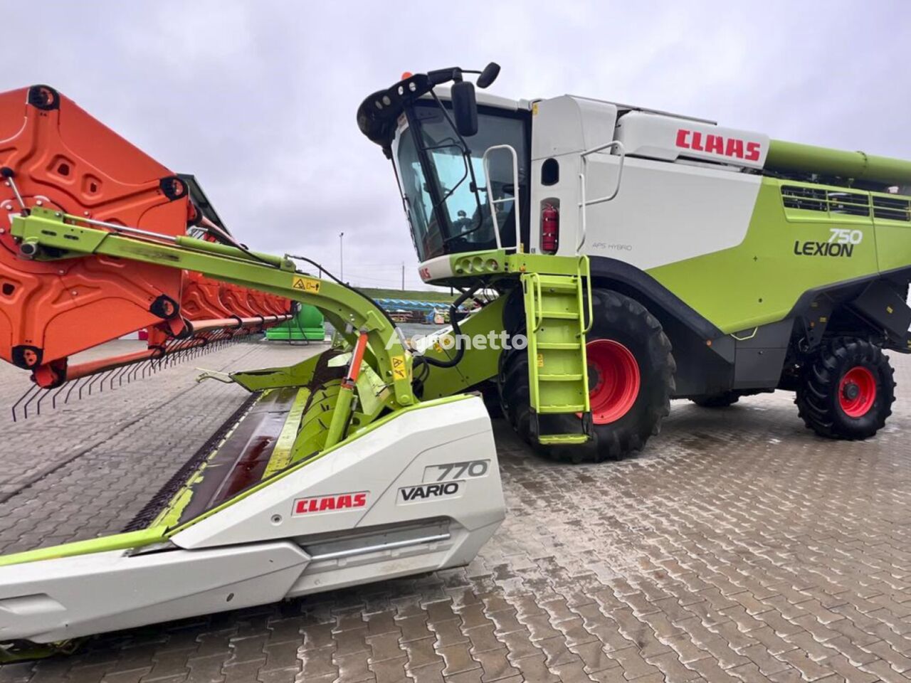 máy gặt đập liên hợp Claas Lexion 750