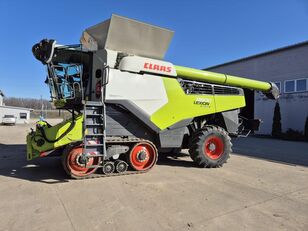 Claas Lexion 8800 TT 4WD grain harvester
