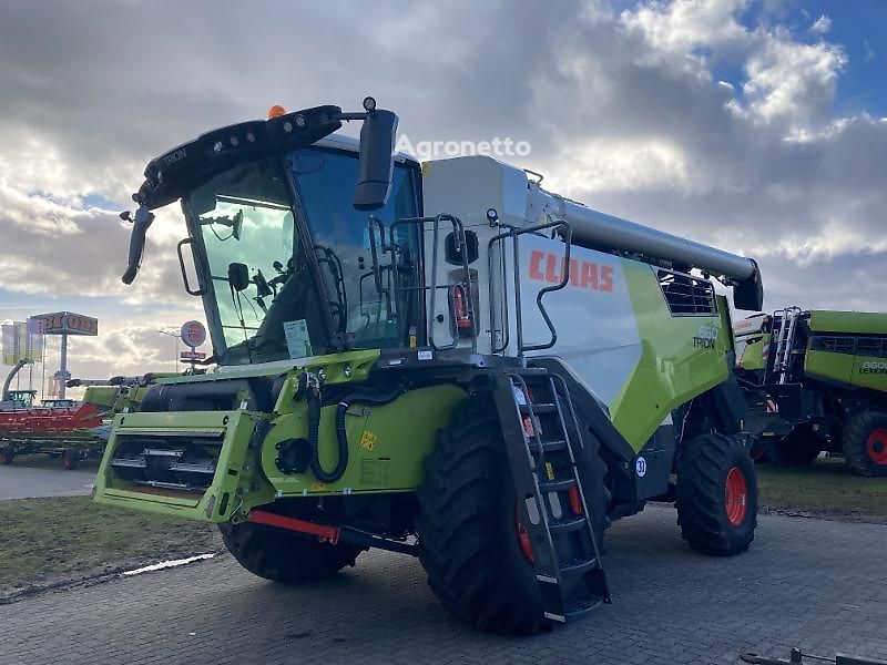 Claas TRION 660 grain harvester