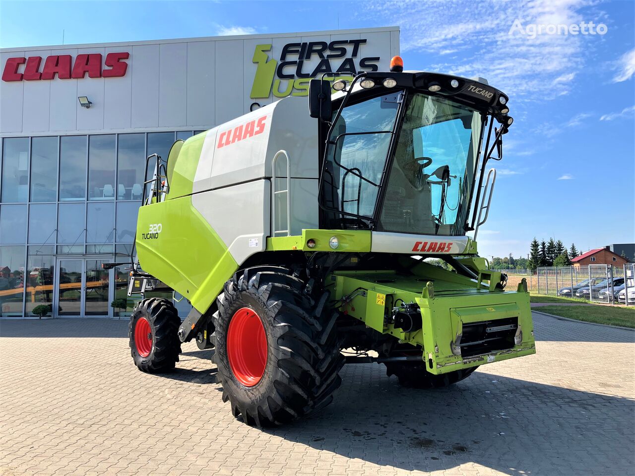 máy gặt đập liên hợp Claas Tucano 320