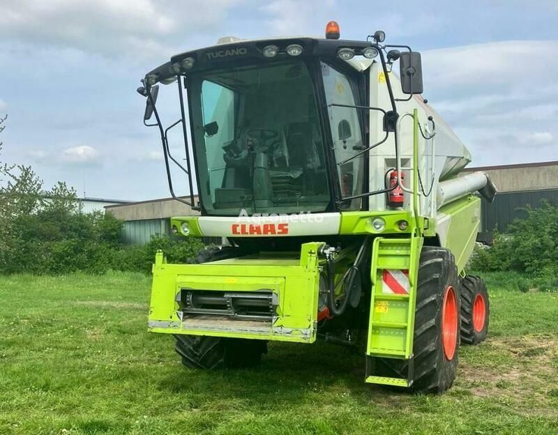 Claas Tucano 420 grain harvester