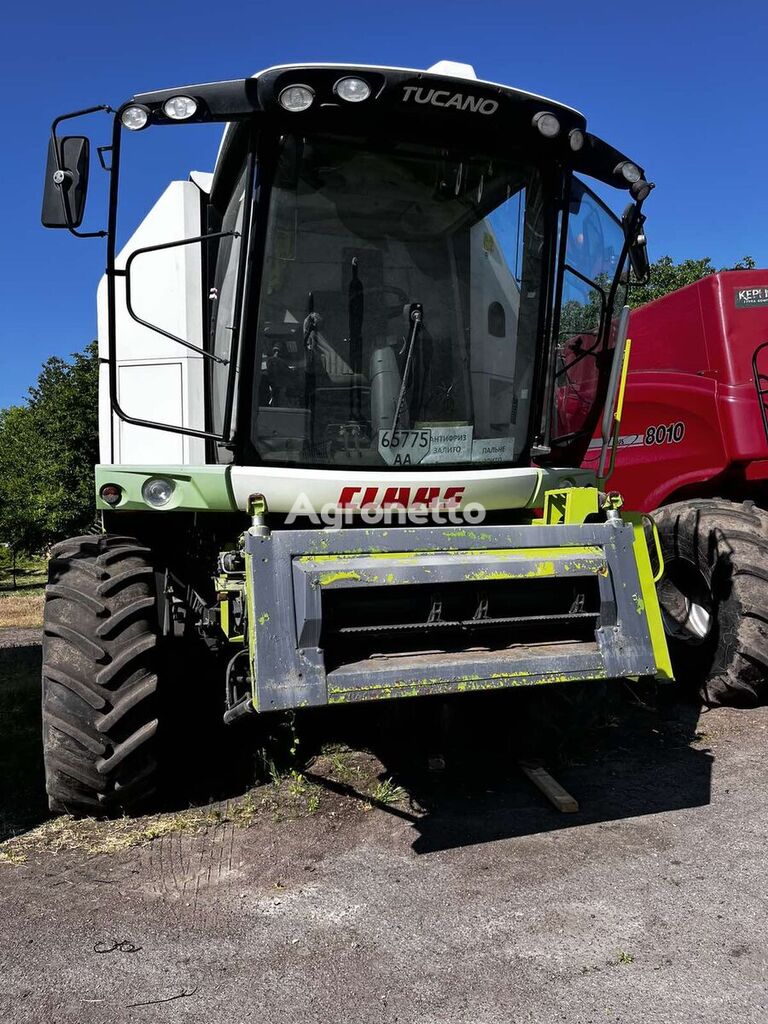 Claas Tucano 470 grain harvester