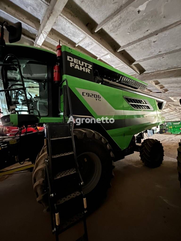 Deutz-Fahr 9206 TS grain harvester