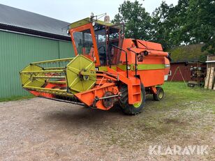 Dronningborg D3000S grain harvester