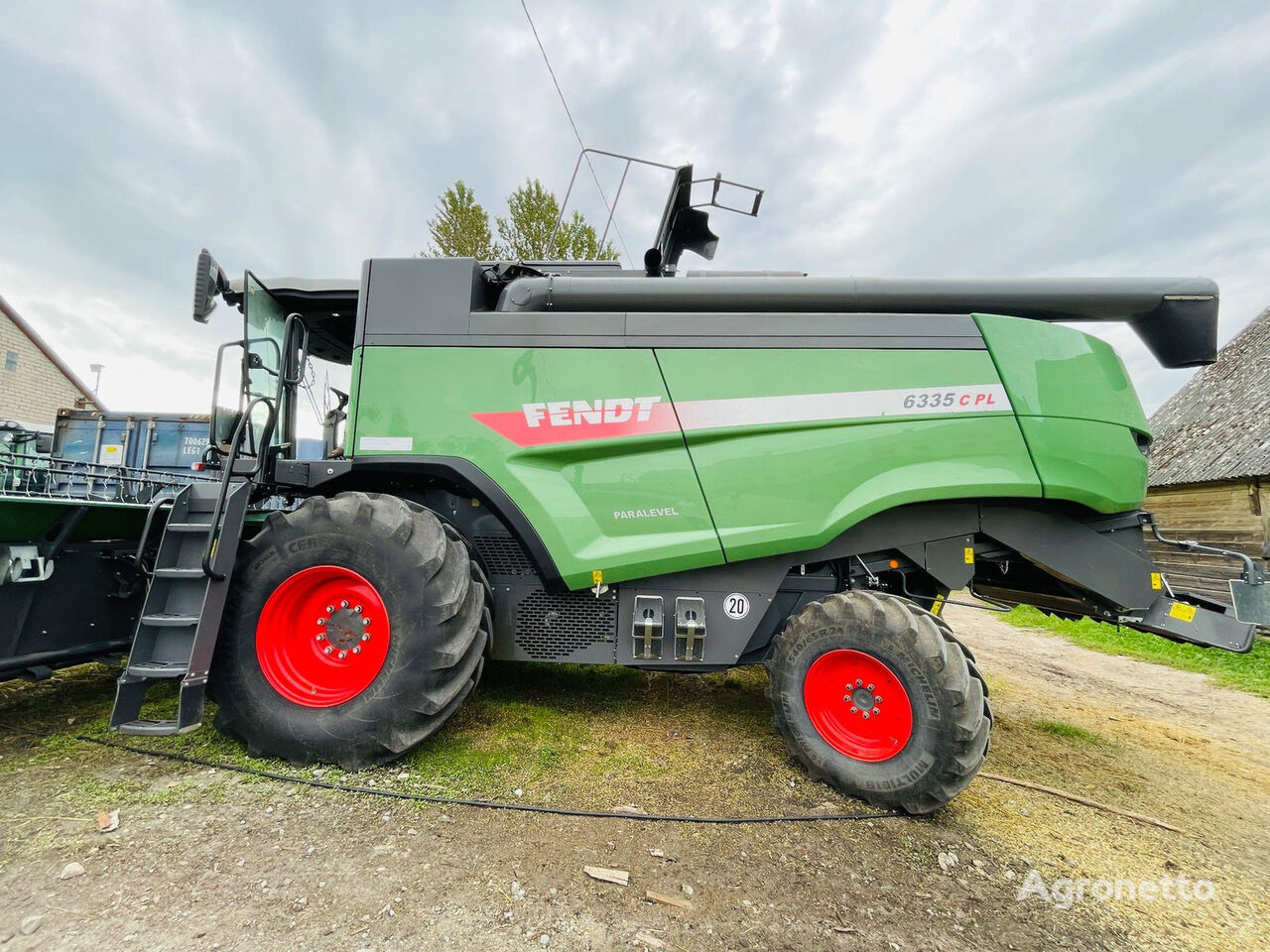 Fendt 6335 C PL grain harvester