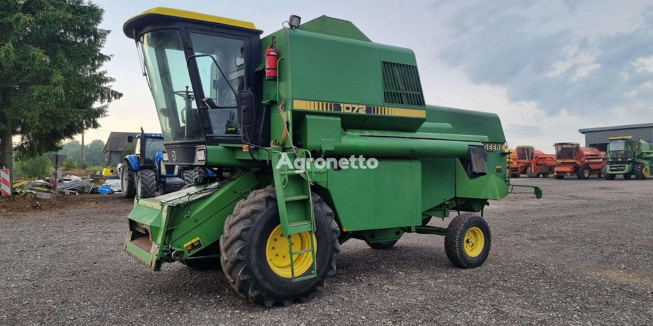 John Deere 1072 grain harvester