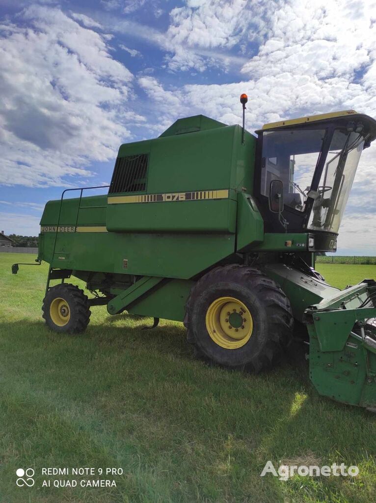 John Deere 1075 grain harvester