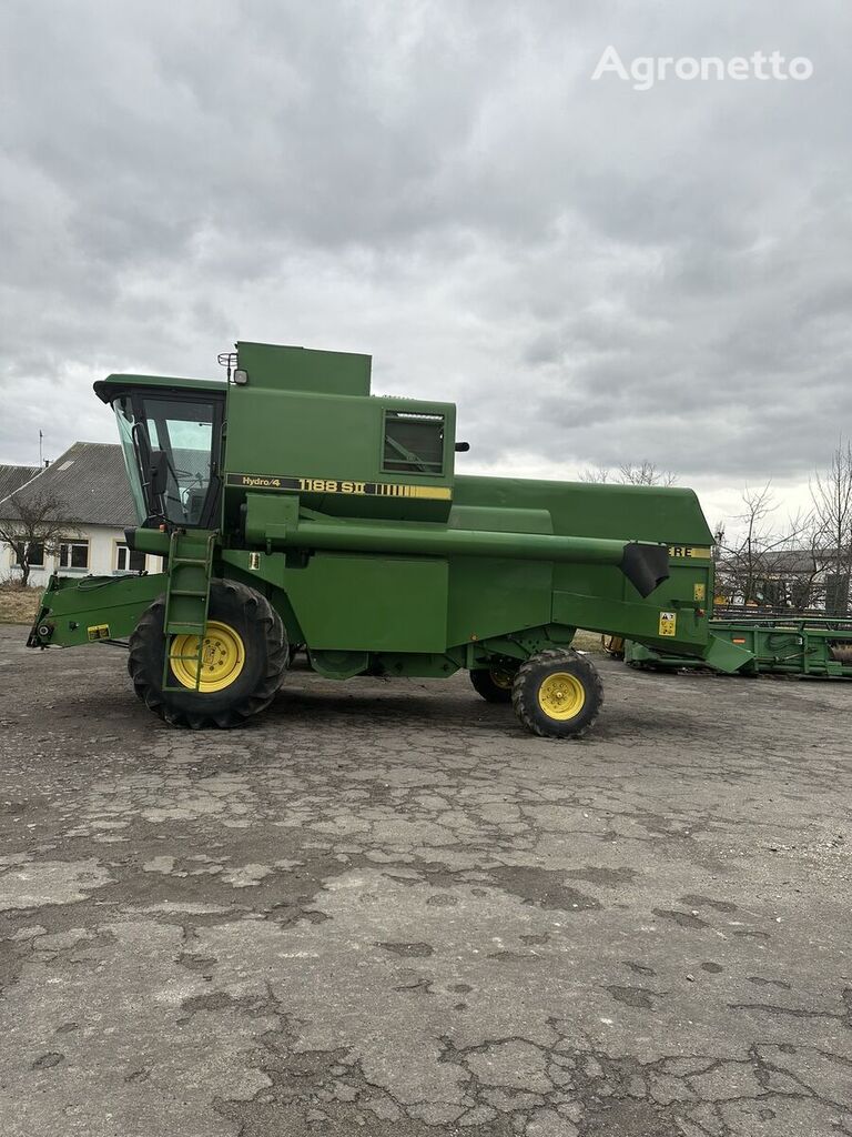 John Deere 1188 Hydro/4 grain harvester