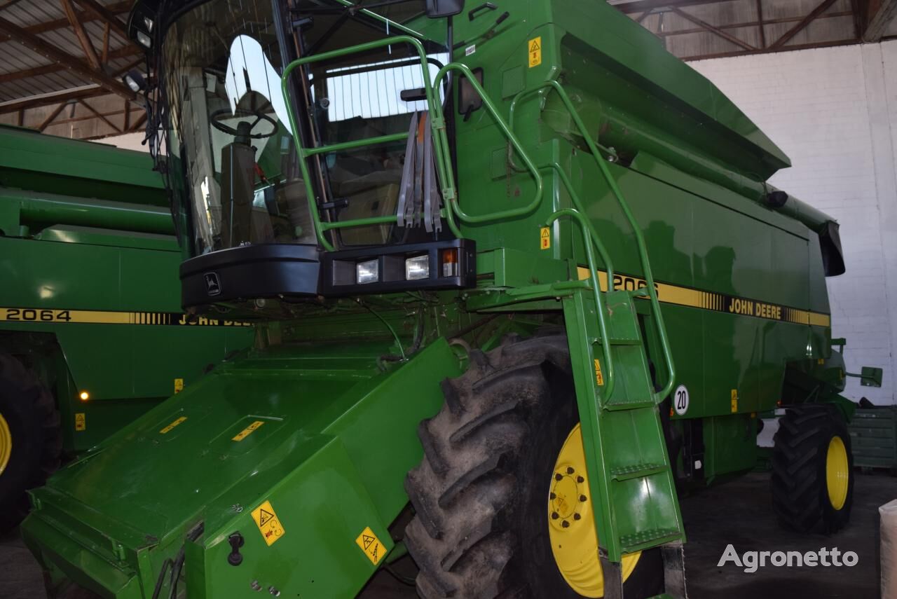 máy gặt đập liên hợp John Deere 2066