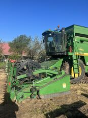 John Deere 2264 grain harvester