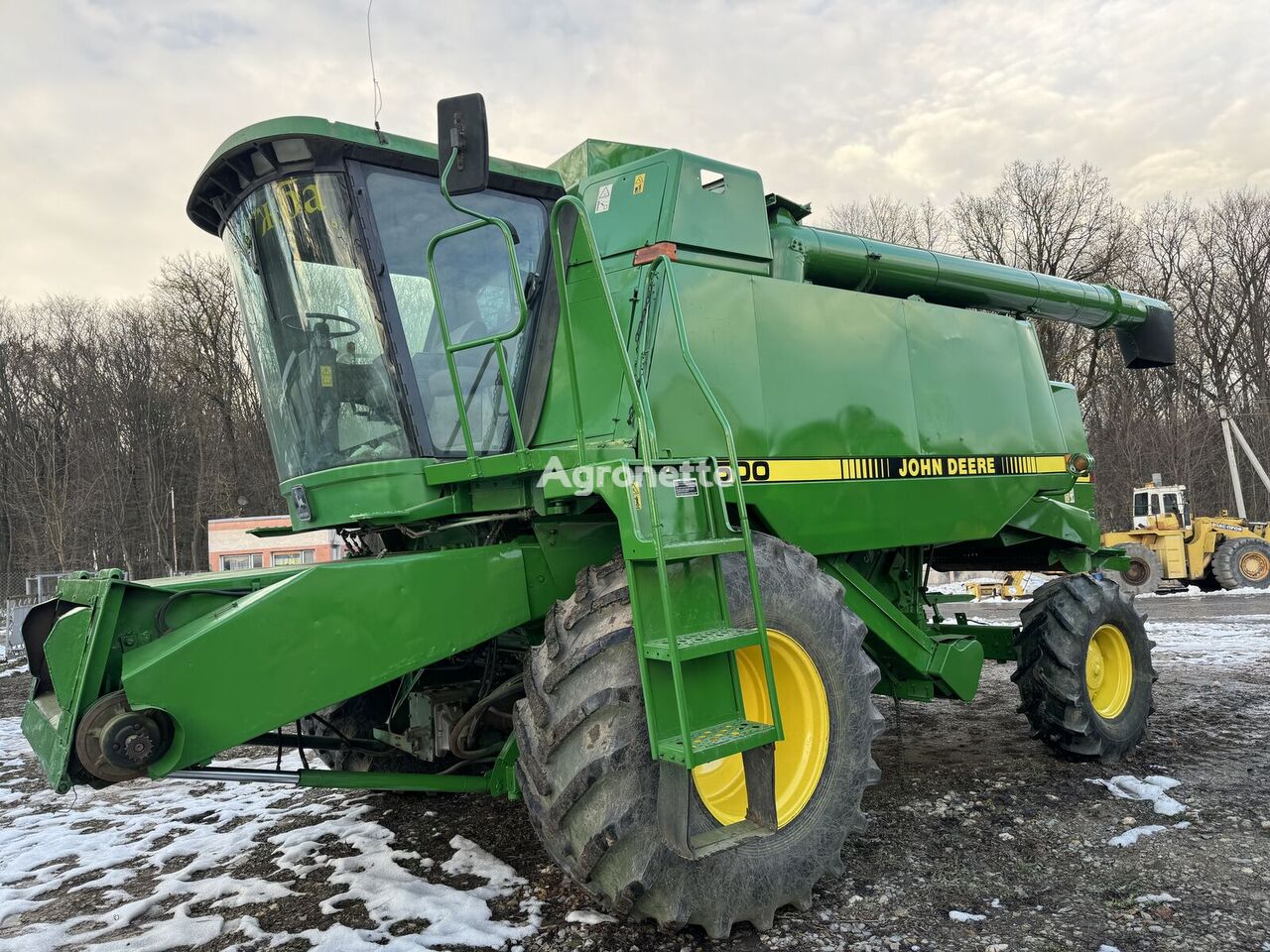 John Deere 9500 grain harvester