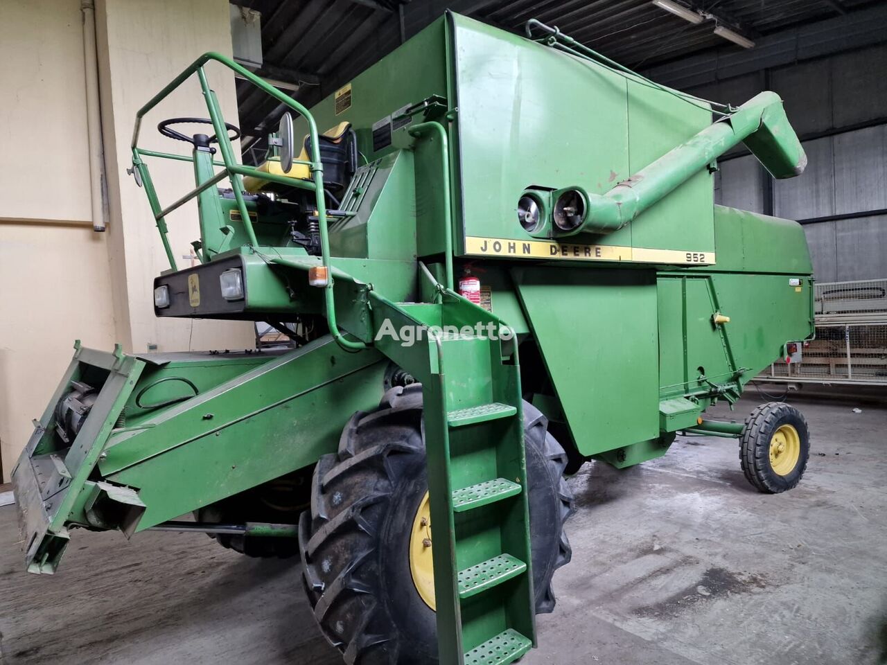 John Deere 952 grain harvester