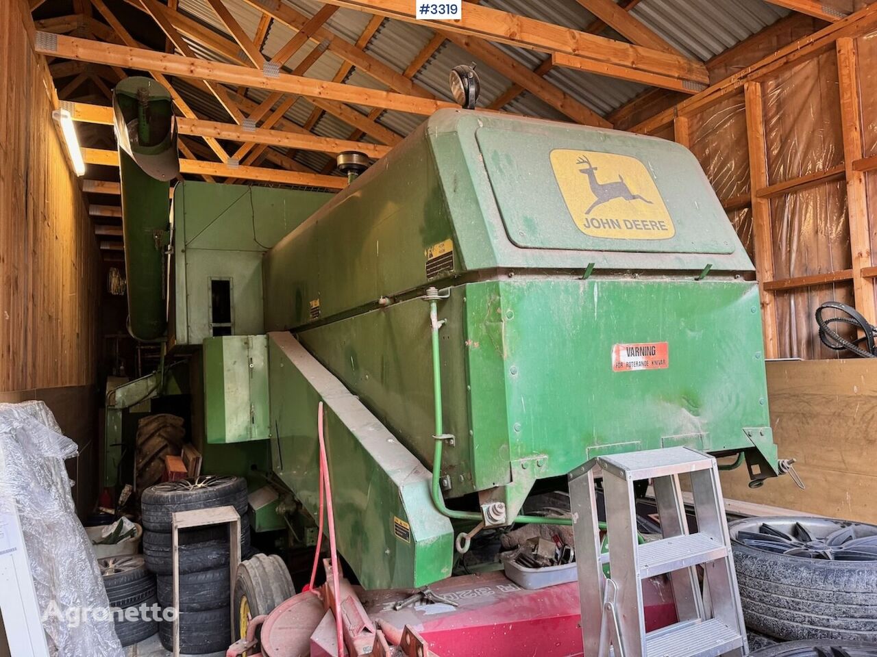 John Deere 952 grain harvester