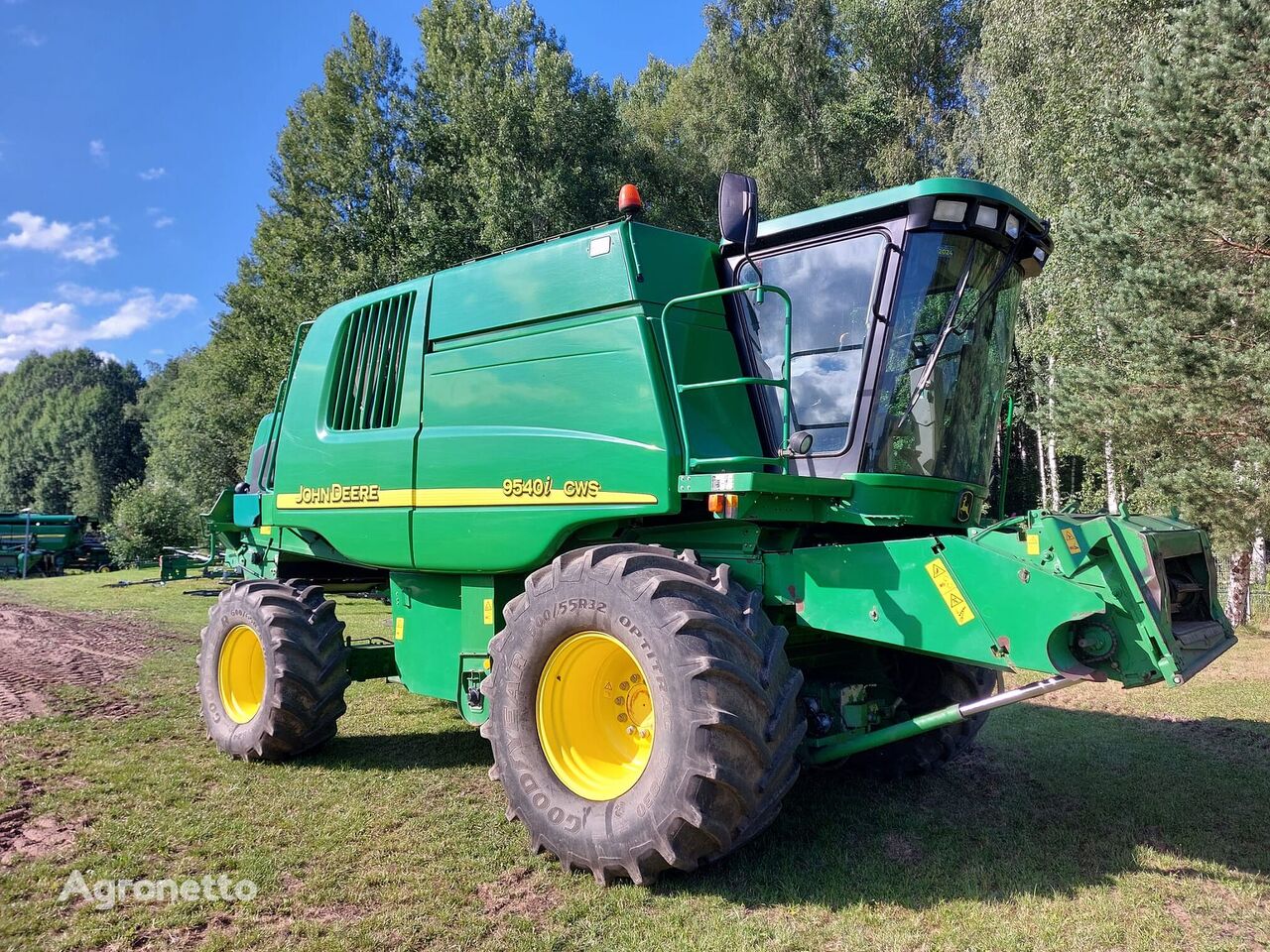 John Deere 9540i CWS grain harvester