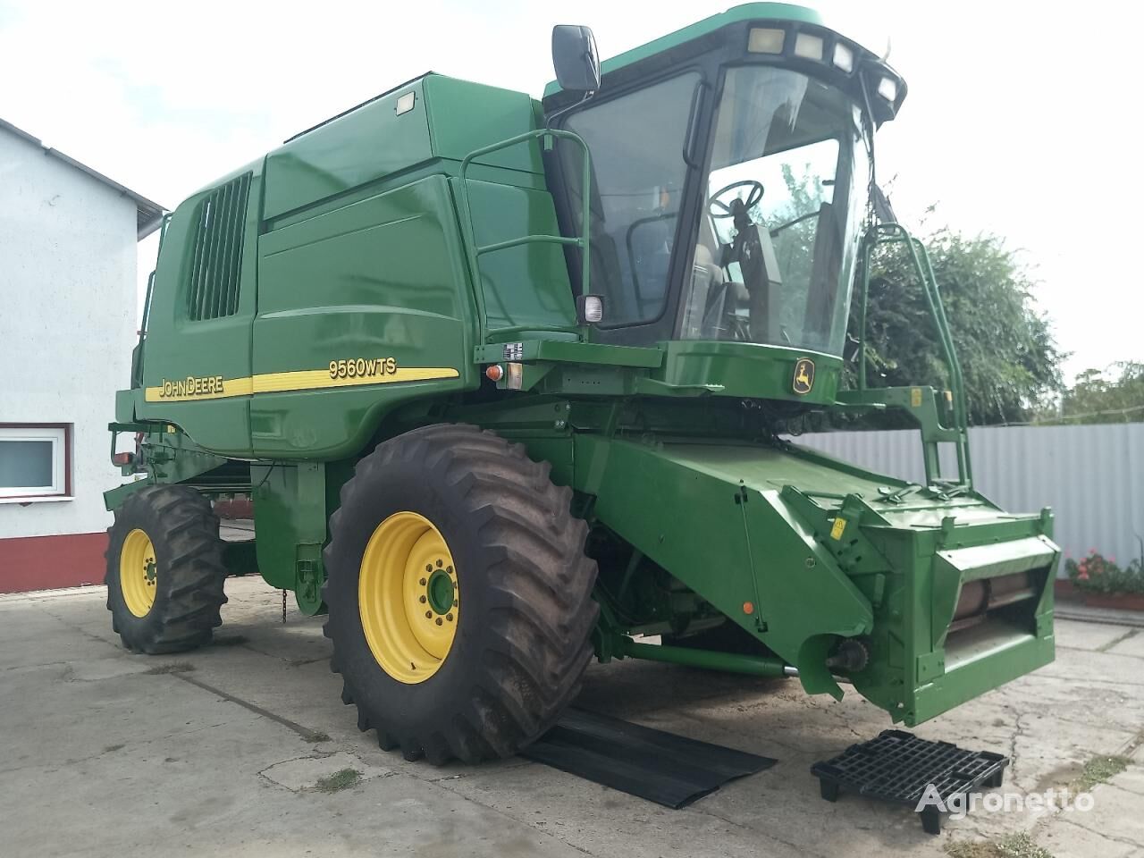 John Deere 9560 WTS grain harvester