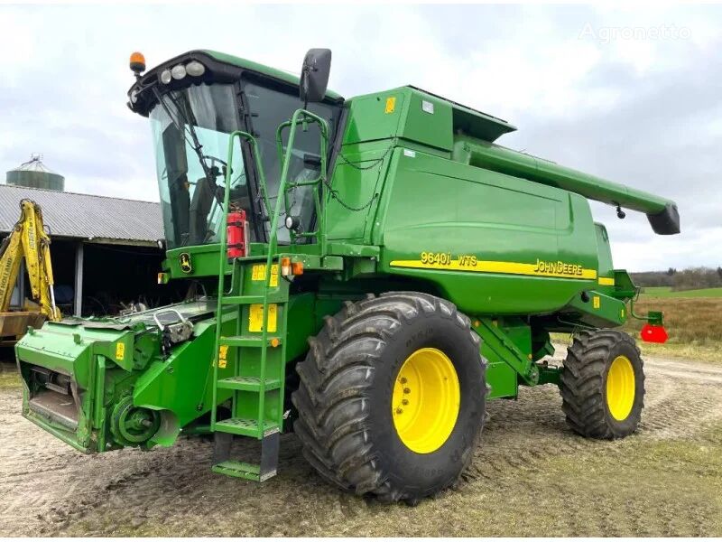 John Deere 9640i WTS grain harvester