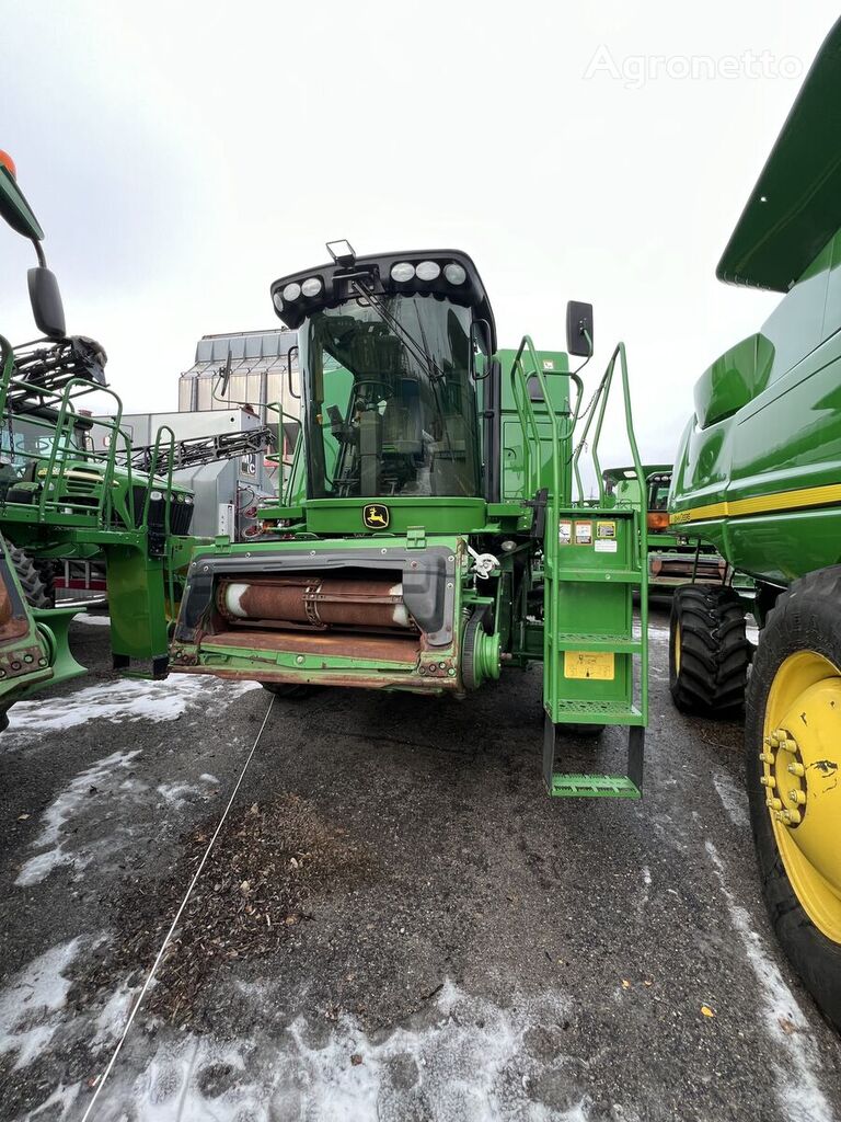 John Deere 9670 STS grain harvester