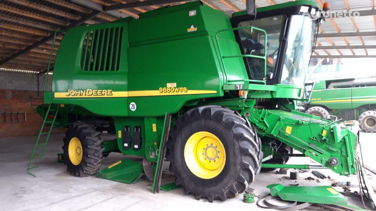 John Deere 9680 WTS grain harvester