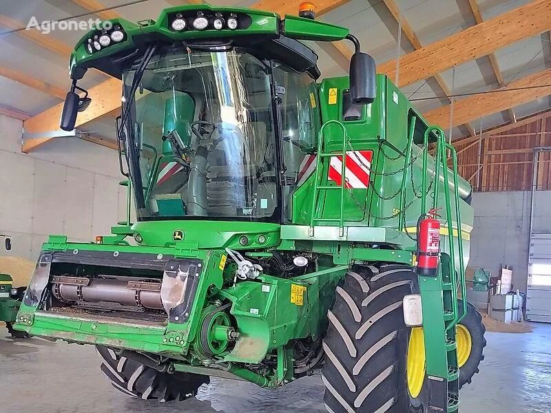 John Deere S 670i grain harvester