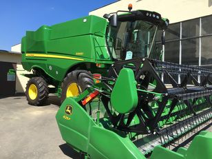 John Deere S660 grain harvester