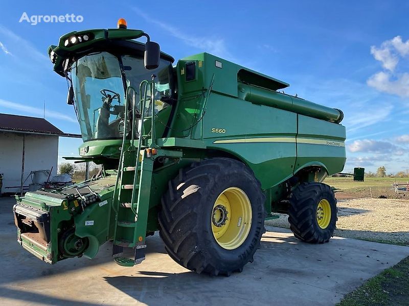 John Deere S660 4WD grain harvester