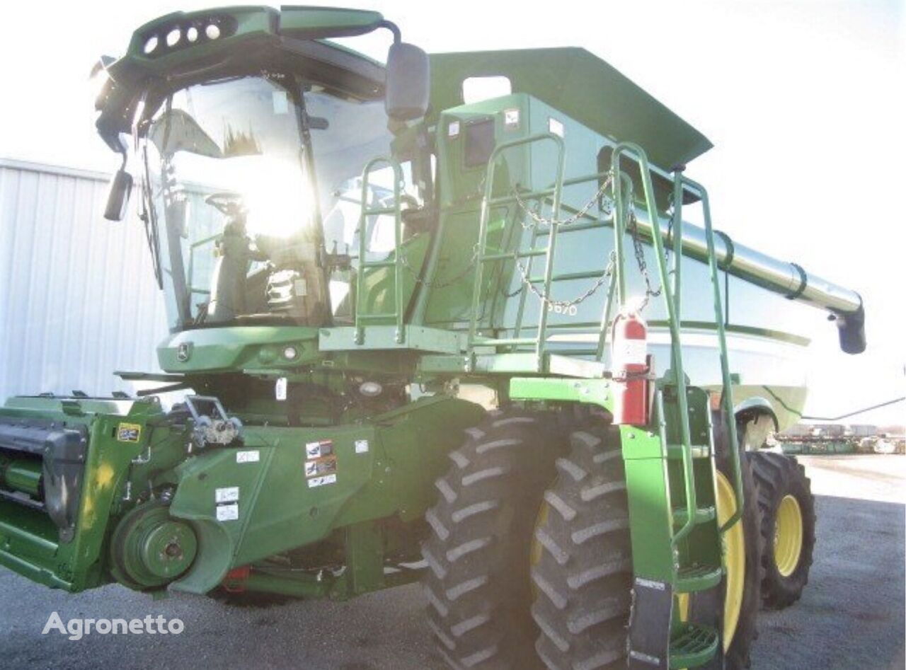 John Deere S670 grain harvester