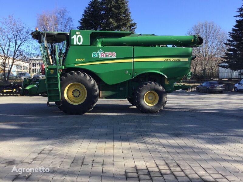 John Deere S670 grain harvester