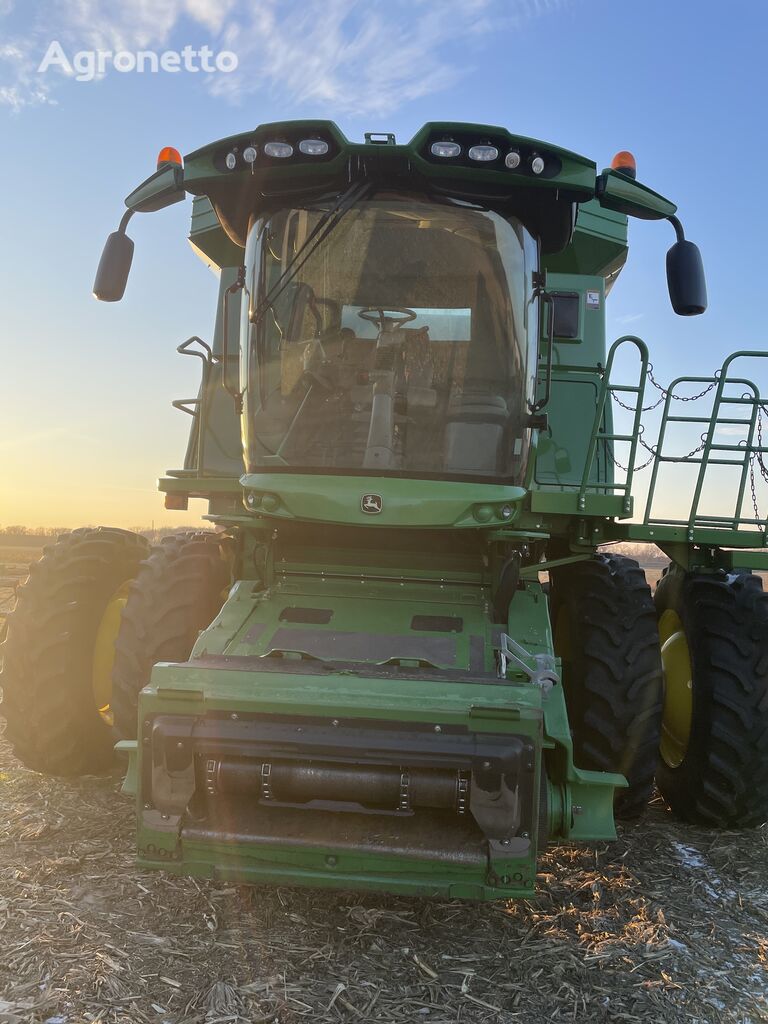 John Deere S670 grain harvester