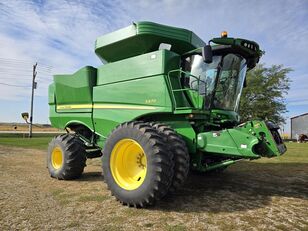 John Deere S670 grain harvester